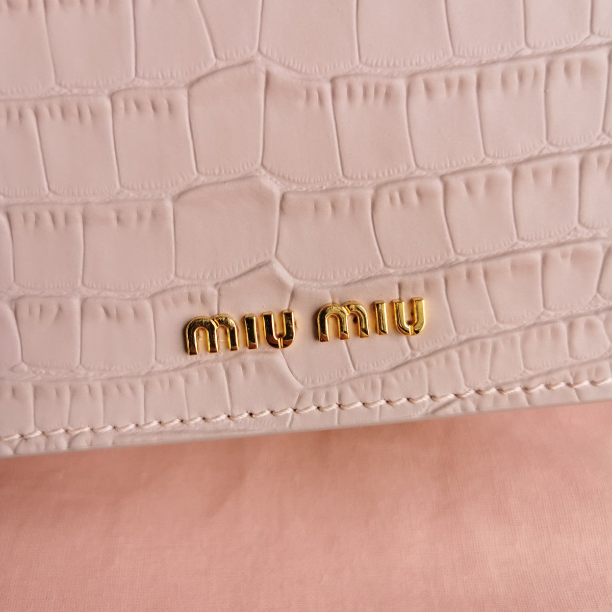 LADY 20 HANDBAG IN CROCODILE PATTERN PINK PASTEL CALFSKIN