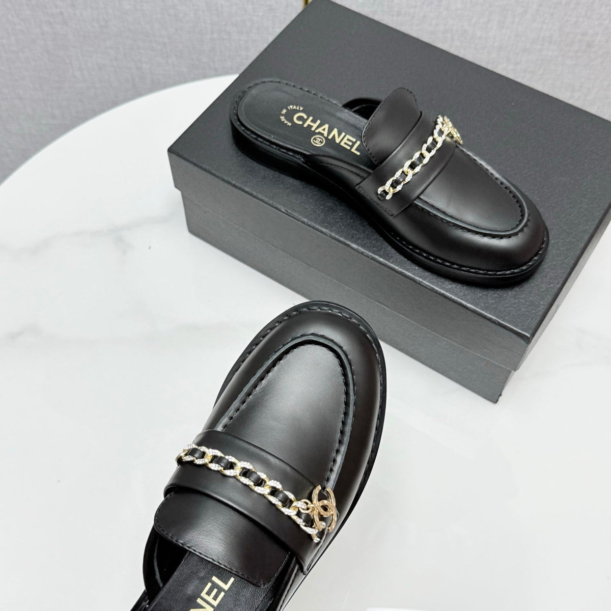 CHANEL FLAT MULE 25S IN BLACK CALFSKIN STYLE 2
