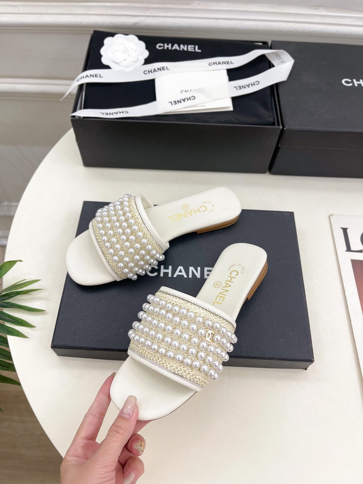 CHANEL FLAT SLIDE IN WHITE CALFSKIN WITH PEARLS